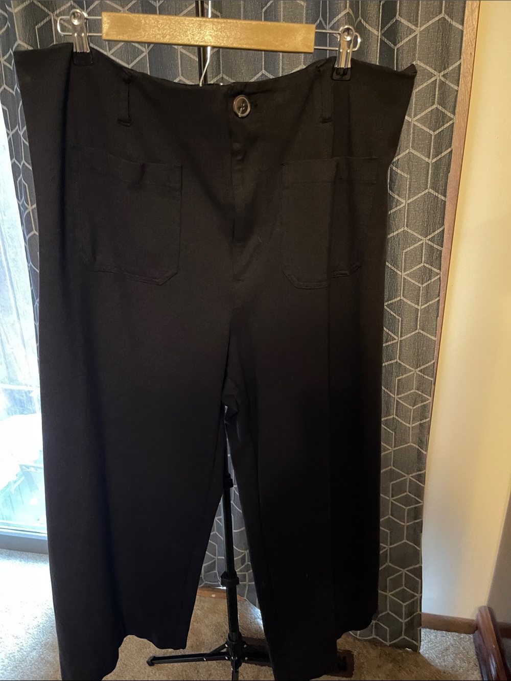 LC Lauren Conrad Black women’s cropped wide Pants with Front Patch Pockets